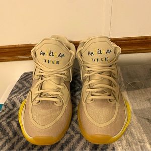 Kyrie Irving's signature sneaker arrives in a new and bold colourway.